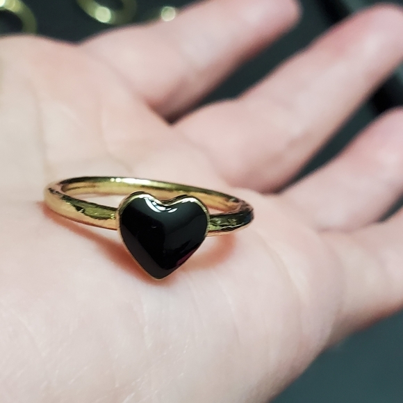 ***Final Sale*** Gold tone black enamel heart ring - Picture 1 of 7